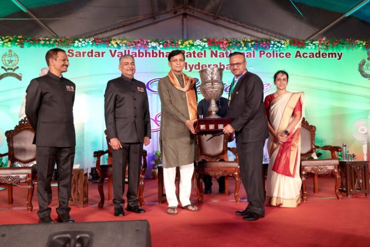 दुर्ग रेंज पुलिस महानिरीक्षक राम गोपाल गर्ग को प्रधानमंत्री सिल्वर कप ट्रॉफी से किया गया सम्मानित