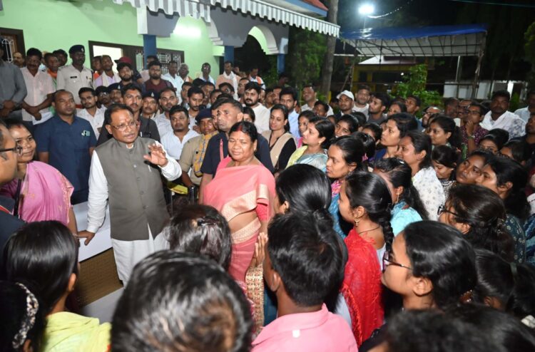 मुख्यमंत्री विष्णु देव साय से बगिया में मिलने वालों का लगा रहा तांता, लोग अपनी समस्याओं और मांगो को लेकर की मुलाकात