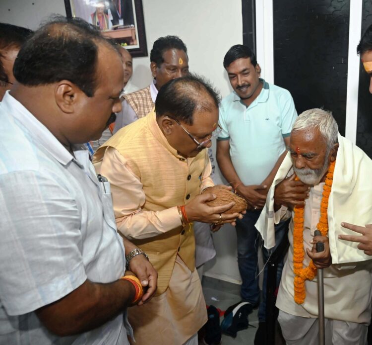 मुख्यमंत्री विष्णुदेव साय अपने बचपन के स्कूली शिक्षक से मिलकर हुए भाव विभोर