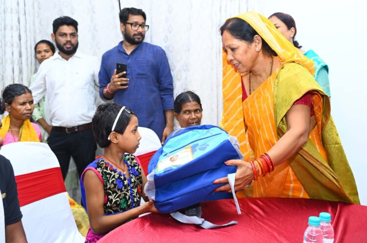 नईदिल्ली से लौटे माओवादी हिंसा पीड़ित बस्तरवासियों का मुख्यमंत्री निवास में आत्मीय स्वागत, मुख्यमंत्री की धर्मपत्नी ने की मेजबानी