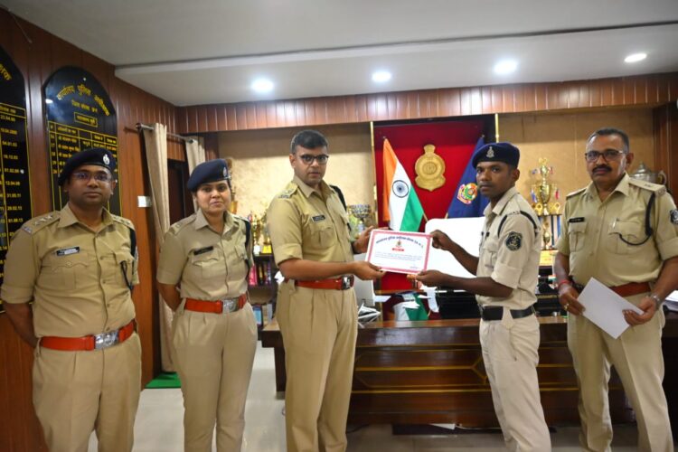 नदी में फसे व्यक्ति की जान बचाने वाले पुलिसकर्मियों को एसपी ने प्रशस्ति पत्र और नगद ईनाम देकर किया पुरस्कृत