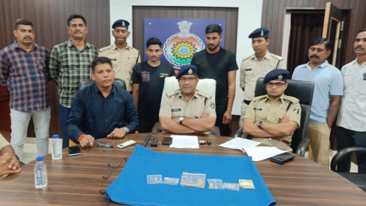 पति- पत्नी को बंधक बनाकर नगदी और सोने चांदी के जेवरात सहित 20 लाख रुपए डकैती करने वाला आरोपी और माल खपाने वाला एजेंट गिरफ्तार