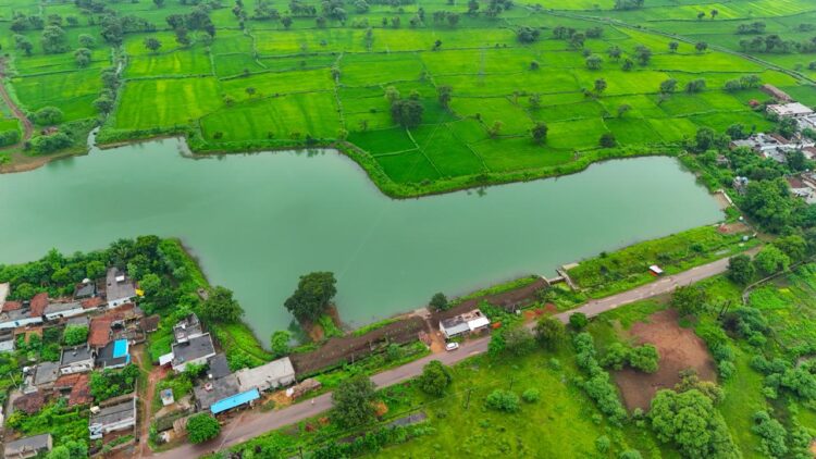 रेलवे के लिए खोदी मिट्टी और बन गया सबसे बड़ा सरोवर, 9 एकड़ के तालाब से 50 एकड़ खेत की हो रही सिंचाई