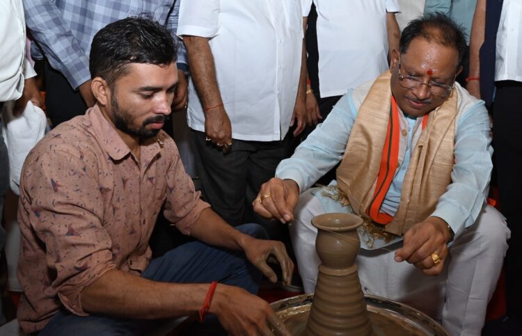 मुख्यमंत्री विष्णु देव साय ने चाक पर दिखाई कलाकारी, बनाई मिट्टी की कटोरी, खरीदी गोदना पेंटिंग वाली कोसा साड़ी