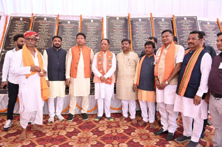 मुख्यमंत्री के हाथों नक्सल हिंसा से 70 प्रभावितों को मिला विभिन्न विभागों में नियुक्ति आदेश