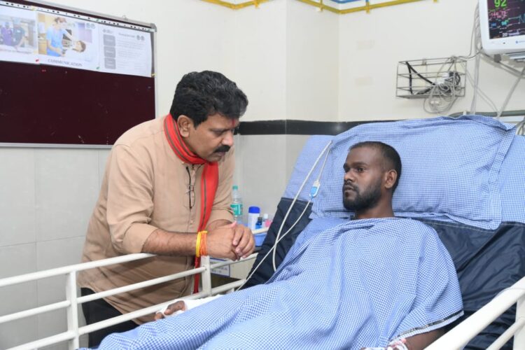 उपमुख्यमंत्री विजय शर्मा नक्सली हमले में घायल जवान से मिलने देर रात हॉस्पिटल पहुंचे