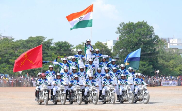 सशस्त्र सैन्य समारोह: डेयर डेविल्स के करतब से रोमांचित हुए दर्शक, डबल क्रासिंग ने खूब किया आकर्षित