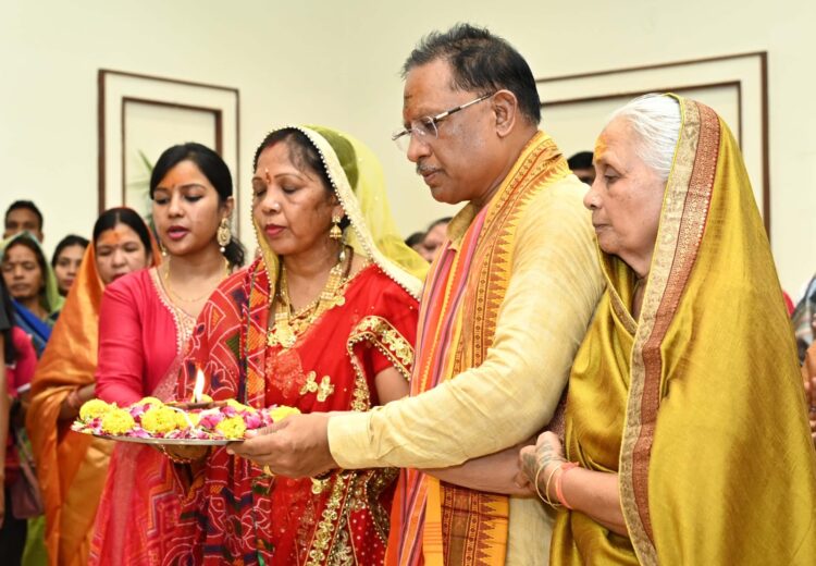 मुख्यमंत्री विष्णु देव साय ने विधि विधान के साथ पूजा अर्चना कर नवा रायपुर स्थित नए मुख्यमंत्री निवास में किया गृहप्रवेश