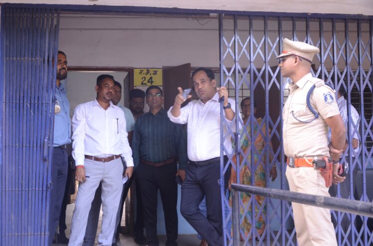 कलेक्टर- एसएसपी ने मतदान केंद्र का किया निरीक्षण, बुनियादी सुविधाएं एवं सुरक्षा व्यवस्था सुनिश्चित करने के दिए निर्देश