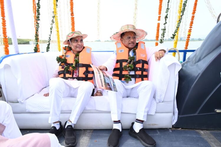 मुख्यमंत्री विष्णुदेव साय खड़सा व्यू प्वाइंट से नौका विहार करते मयाली नेचर कैंप बैठक स्थल तक पहुंचे
