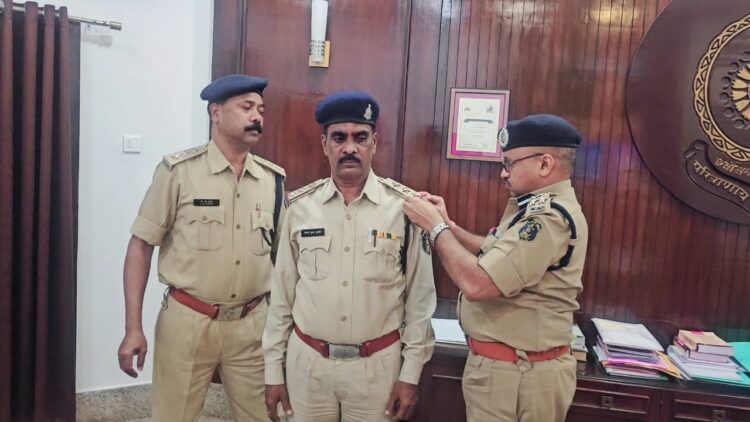IG राम गोपाल गर्ग ने उप निरीक्षक (अ) को स्टार लगाकर निरीक्षक (अ) के पद पर किया पदोन्नत