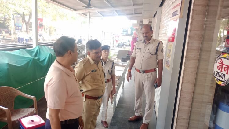 रात्रि गस्त अधिकारी ASI को SP ने किया निलंबित: दुकान से चोरी हो गई थी 4.75 लाख रुपए, SP ने स्वयं किया घटना स्थल का निरीक्षण