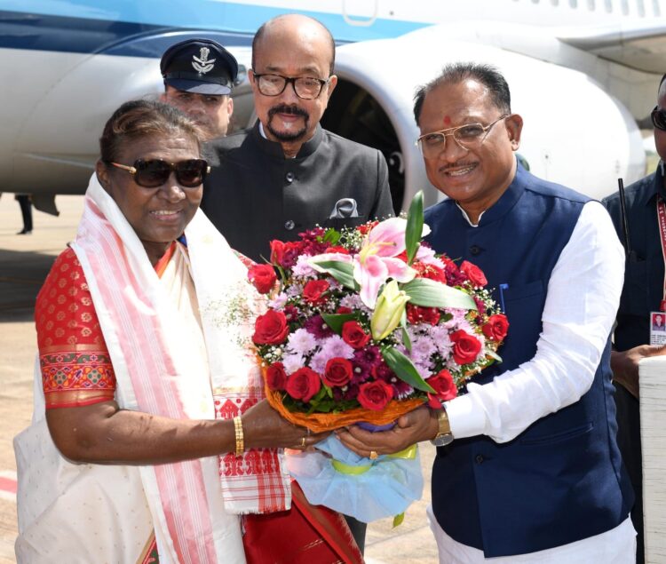 राष्ट्रपति द्रौपदी मुर्मु दो दिवसीय प्रवास पर पहुंची रायपुर, एयरपोर्ट पर राज्यपाल और मुख्यमंत्री ने किया आत्मीय स्वागत