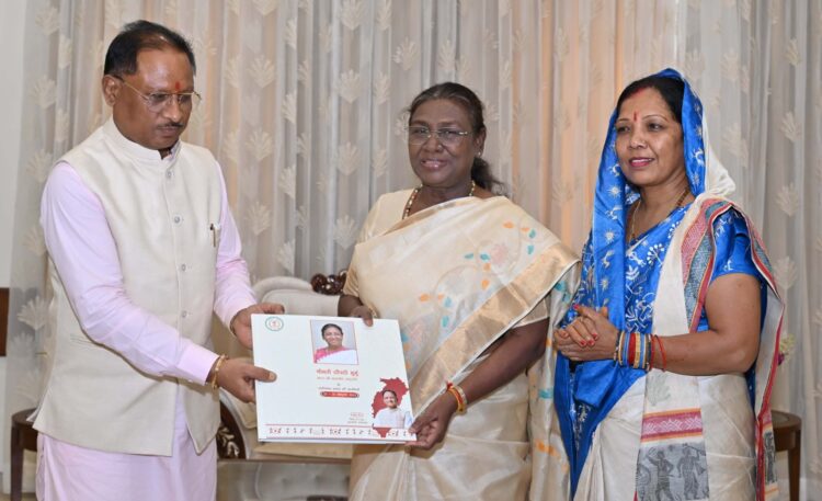 राष्ट्रपति द्रौपदी मुर्मु का मुख्यमंत्री निवास में हुआ आत्मीय स्वागत, सीएम ने भेंट किया छायाचित्र का एल्बम