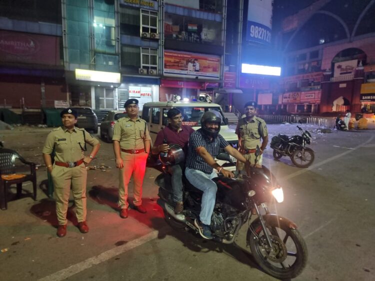 SSP डॉ.संतोष सिंह निकले बाईक पर रात्रि गश्त पॉइंट चेक करने, कई पुलिसकर्मियों को नोटिस तो कई को प्रशंसा पत्र जारी