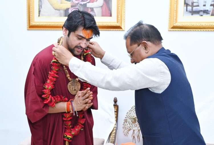 मुख्यमंत्री विष्णुदेव साय ने बागेश्वर धाम के पीठाधीश्वर पं.धीरेंद्र शास्त्री से आशीर्वाद ग्रहण किया