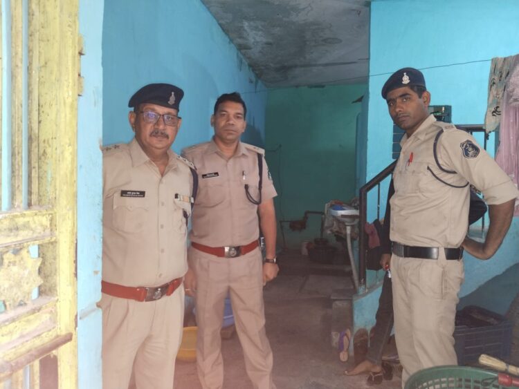 तड़के प्रातः 04ः00 बजे रायपुर पुलिस की बीएसयूपी कालोनियों सहित अन्य स्थानों में छापेमार कार्यवाही, 2000 से अधिक मकानों को किया गया चेक