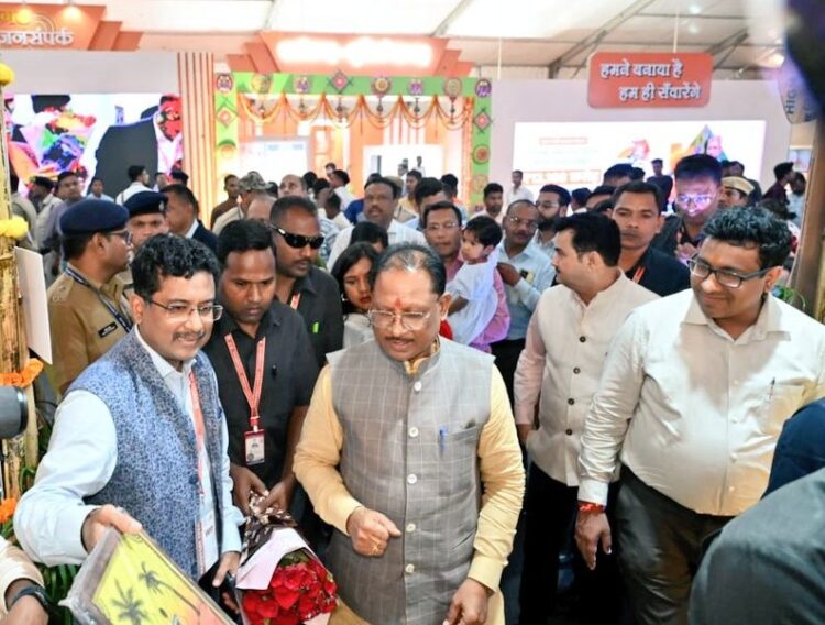 आदिमजाति विभाग की प्रदर्शनी का मुख्यमंत्री ने की प्रशंसा, आम लोगों में विभाग की स्टॉल बनी विशेष आकर्षण का केन्द्र