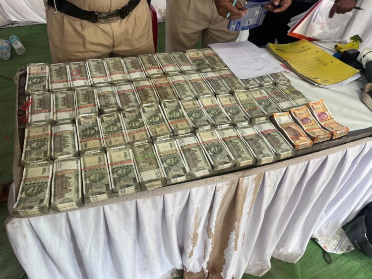 वाहन चेकिंग के दौरान कार में मिला नगद 27 लाख रुपए से अधिक, आयकर विभाग को दी गई सूचना