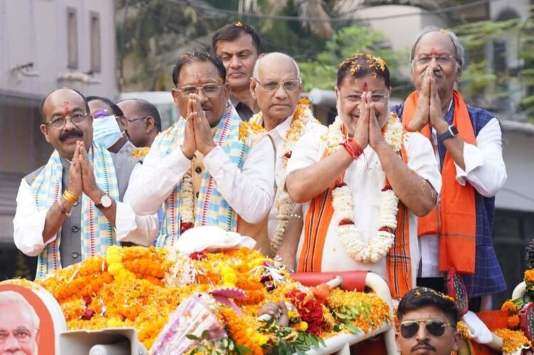 मुख्यमंत्री विष्णुदेव साय ने रोड शो कर भाजपा प्रत्याशी के लिए मांगा आशीर्वाद, स्वागत में जगह-जगह मंच बनाकर हुई पुष्पवर्षा