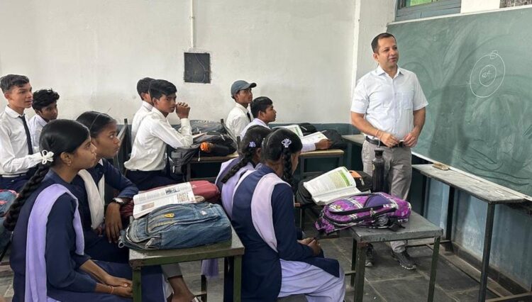 शिक्षा सचिव सिद्धार्थ कोमल सिंह परदेशी ने निभाई शिक्षक की भूमिका, विद्यार्थियों को सिखाया कृत्रिम उपग्रह का विज्ञान