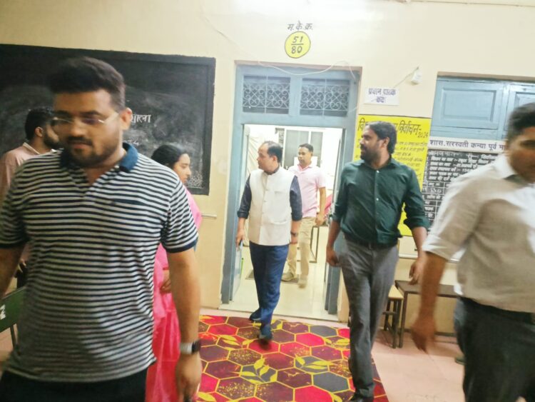 कलेक्टर डॉ. गौरव सिंह ने देर रात किया मतदान केंद्र का निरीक्षण, मतदान दलों के सुविधाओं का किया अवलोकन