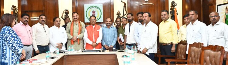मुख्यमंत्री विष्णु देव साय की संवेदनशील पहल: समिति प्रबंधकों और कर्मचारियों की हड़ताल समाप्त, 6 साल से लंबित मांग 24 घंटे के अंदर हुई पूरी