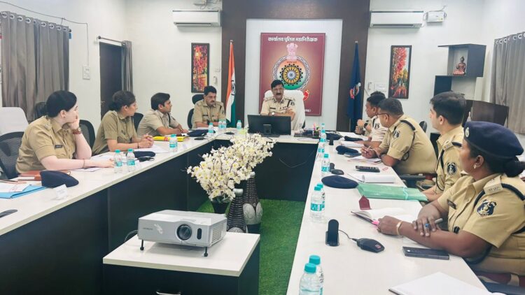 IG डॉ. संजीव शुक्ला ने रेंज अंतर्गत जिलों के पुलिस अधीक्षकों की ली बैठक, वर्षान्त के पूर्व लंबित अपराधों के अधिकाधिक निराकरण हेतु दिये गये निर्देश
