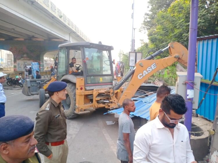 रिंग रोड-1, रिंग रोड- 2 और हाइवे के सर्विस रोड में नो पार्किंग में खड़ी 100 से अधिक भारी मालवाहक वाहनों पर ट्रैफिक पुलिस की ताबड़तोड़ कार्यवाही