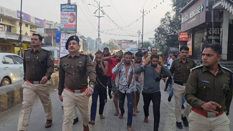 वायरल वीडियो पर पुलिस का बड़ा एक्शन: लूटपाट और मारपीट के 09 बदमाशों को पुलिस ने किया गिरफ्तार, निकला जुलूस