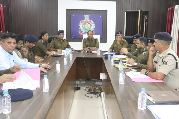 SP जितेंद्र शुक्ला ने राजपत्रित अधिकारियों और थाना प्रभारियों की ली बैठक, भीड़ वाली जगहों में शाम को पेट्रोलिंग बढ़ाने के दिए निर्देश