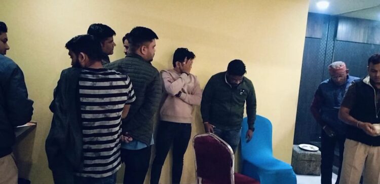 बर्थडे की आड में होटल में जुआ खेलते 08 जुआरी गिरफ्तार: होटल के मालिक और मैनेजर पर भी हुई करवाई, नगद 02 लाख रुपए जप्त