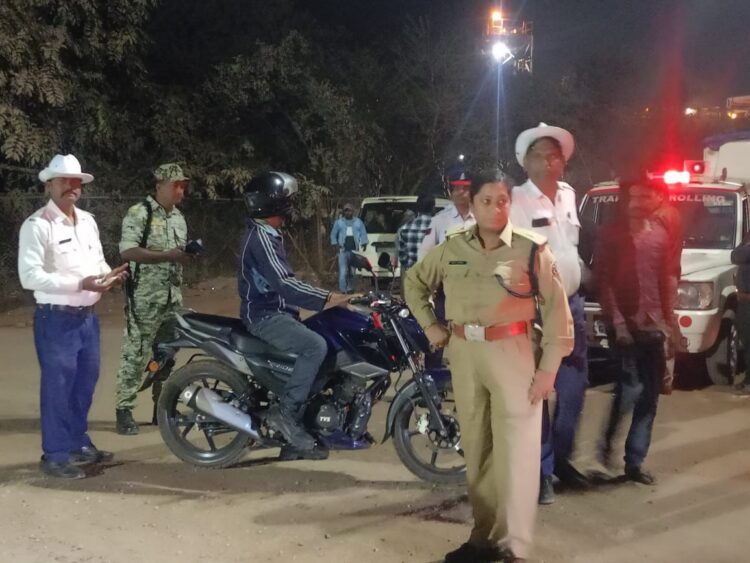 ASP ऋचा मिश्रा के नेतृत्व में शांतिपूर्ण नववर्ष मनाये जाने के लिए ट्रैफिक पुलिस ने देर रात तक की कार्यवाही