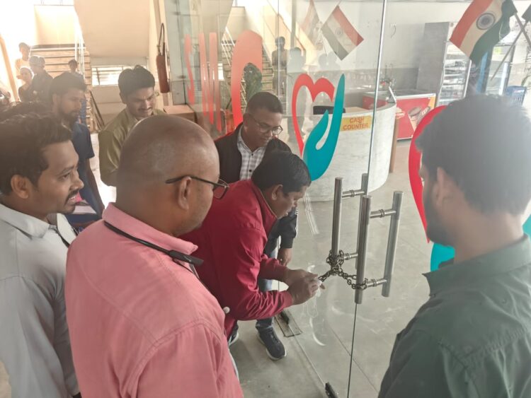 बिना अनुमति एसएमसी हॉस्पिटल में संचालित कैंटीन सीलबंद, कई बार दी गई थी नोटिस