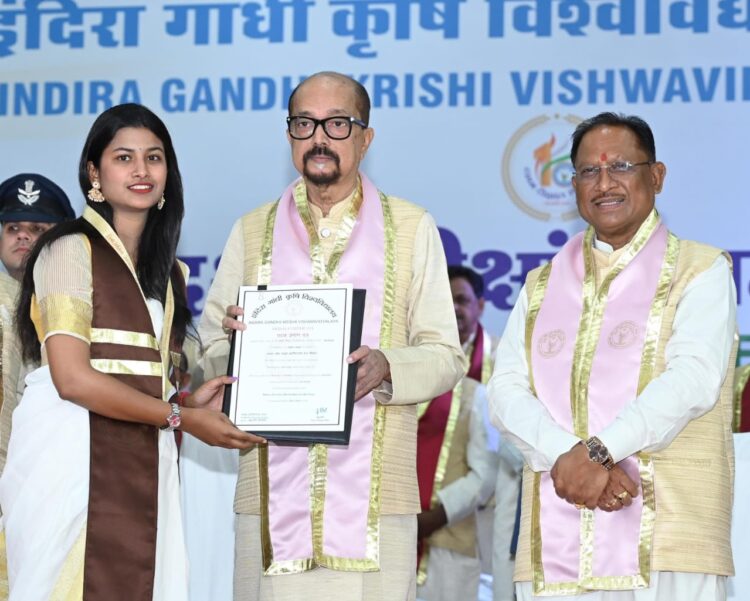 इंदिरा गांधी कृषि विश्वविद्यालय रायपुर के 10वें दीक्षांत समारोह में शामिल हुए राज्यपाल और मुख्यमंत्री