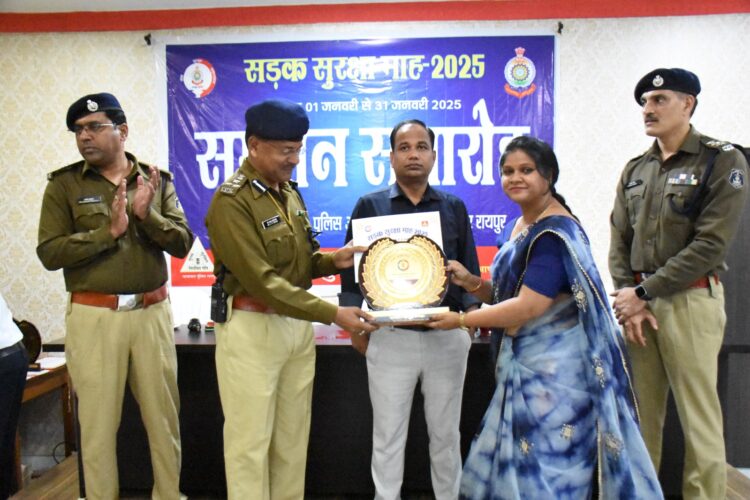 ट्रैफिक वार्डन के रूप में काम करने वाले राष्ट्रीय सेवा योजना के छात्र छात्राएं रेड क्रॉस सोसायटी से जुडे़ंः कलेक्टर डॉ.गौरव सिंह