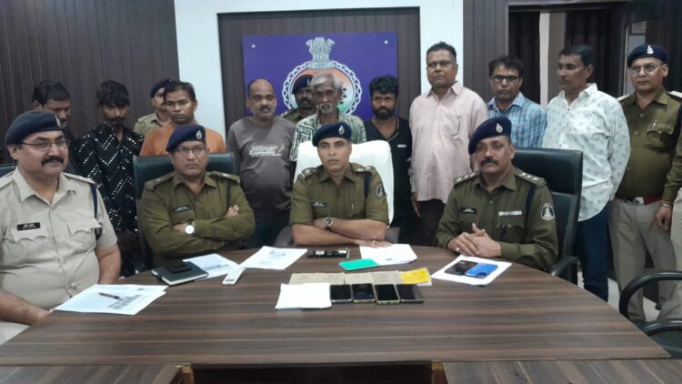 शासकीय जमीन पर कब्जा कर फर्जी रजिस्ट्री पेपर तैयार कर विक्रय करने वाले 08 आरोपी गिरफ्तार