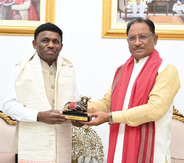 मुख्यमंत्री विष्णु देव साय से गोवा के विधानसभा अध्यक्ष डॉ रमेश बी. तावड़कर ने की सौजन्य मुलाकात
