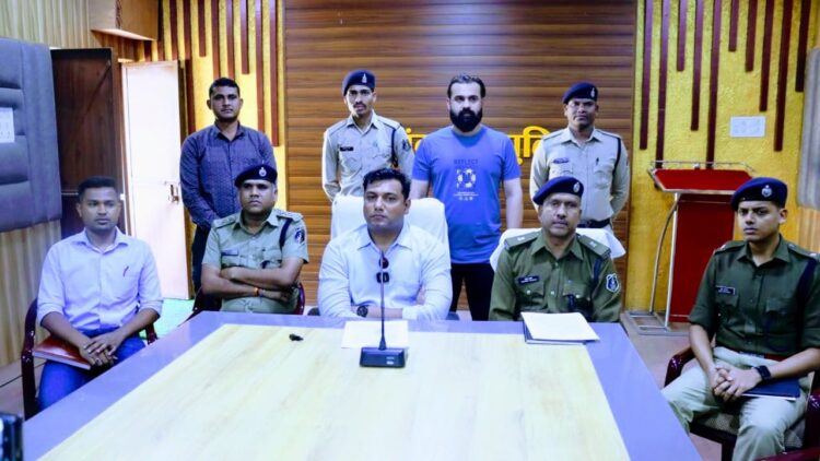 इंटरनेशनल साइबर ठग गिरोह का एक सदस्य मुंबई से गिरफ्तार, 60 से अधिक बैंक खातों से 05 करोड़ से अधिक लेनदेन कर लोगों को लागाया है चुना