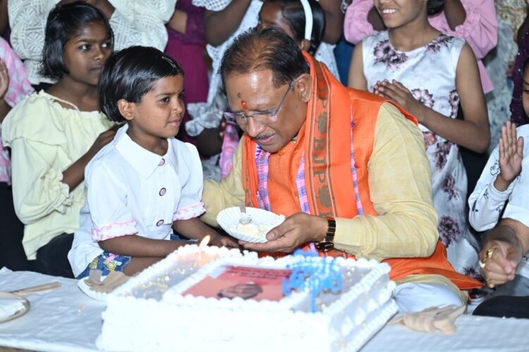 नन्ही मुस्कानों के बीच मुख्यमंत्री विष्णुदेव साय ने मनाया अपना जन्मदिन, बालिका गृह के लिए 10 लाख रूपए देने की घोषणा