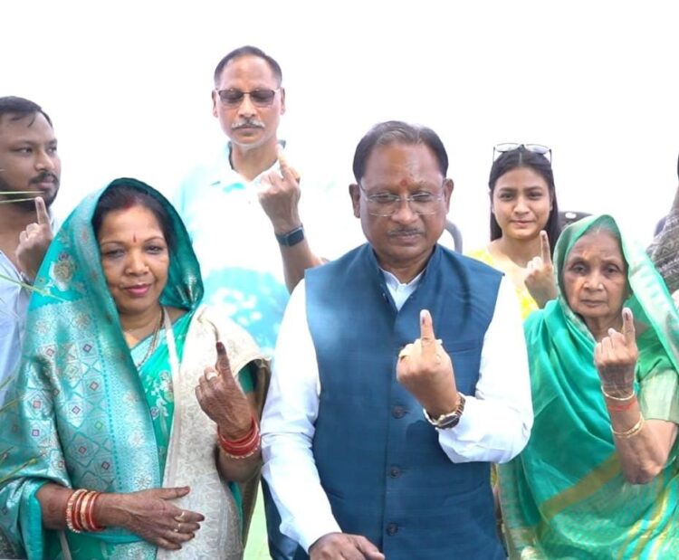 मुख्यमंत्री विष्णुदेव साय ने पंचायत चुनाव के तीसरे चरण में किया मतदान, परिवार संग लोकतंत्र के महापर्व में निभाई भागीदारी