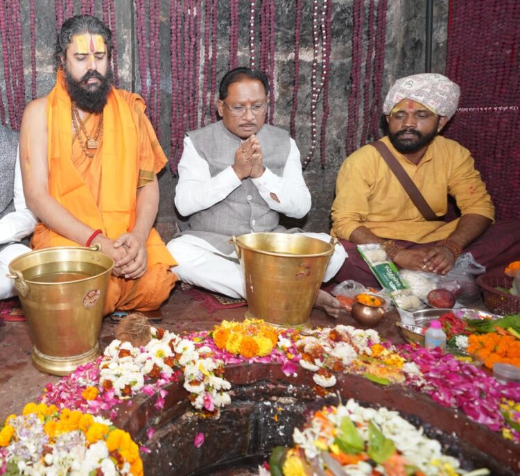 मुख्यमंत्री विष्णुदेव साय ने भगवान श्री राजीव लोचन की पूजा-अर्चना कर प्रदेशवासियों की सुख-समृद्धि की कामना की