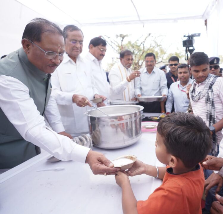 मुख्यमंत्री विष्णु देव साय गिरौदपुरी मेला में हुए शामिल, गुरु गद्दी की पूजा कर लिया आशीर्वाद