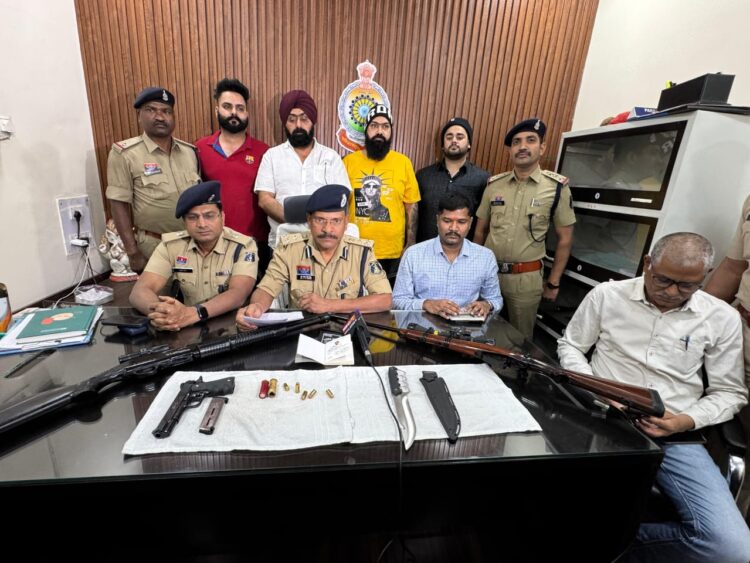 गर्लफ्रेंड को लेकर हुए विवाद में फायरिंग कर जानलेवा हमला करने वाला मुख्य आरोपी सहित कुल 04 आरोपी गिरफ्तार