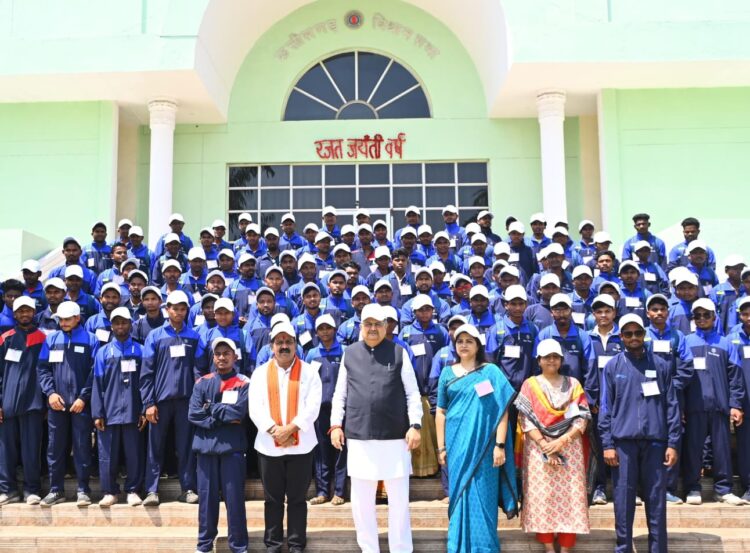 सुकमा के ग्रामीणों ने पहली बार राजधानी का किया भ्रमण, विधानसभा कार्यवाही देखकर हुए उत्साहित