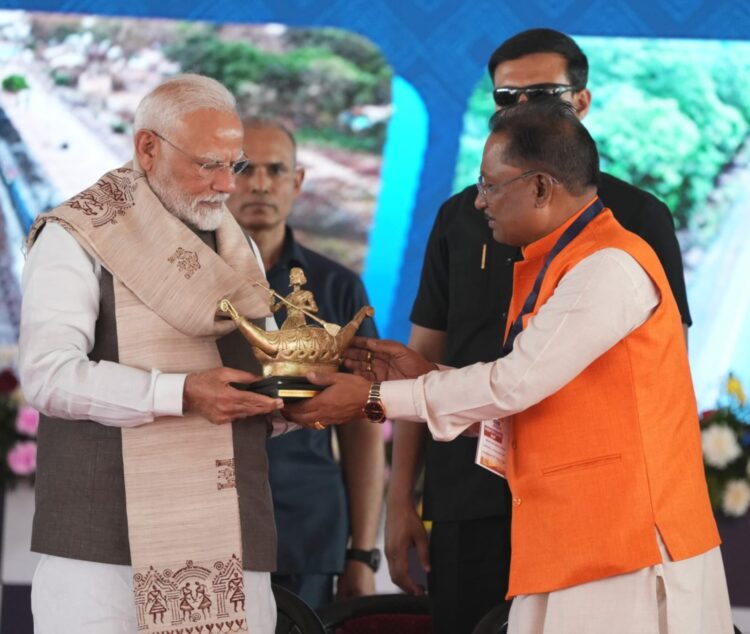 मुख्यमंत्री विष्णुदेव साय ने प्रधानमंत्री नरेंद्र मोदी को भेंट किया बिलासा देवी केवट का मोमेंटो
