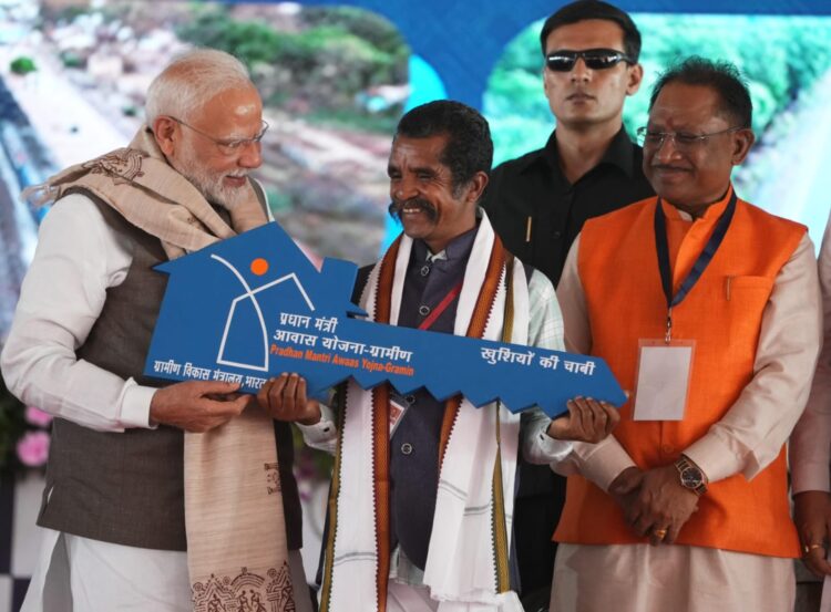 “पक्का मकान बन गया है?”– प्रधानमंत्री नरेंद्र मोदी के सवाल पर मुस्कराए दल्लु राम बैगा, कहा– “हां, बन गया है”