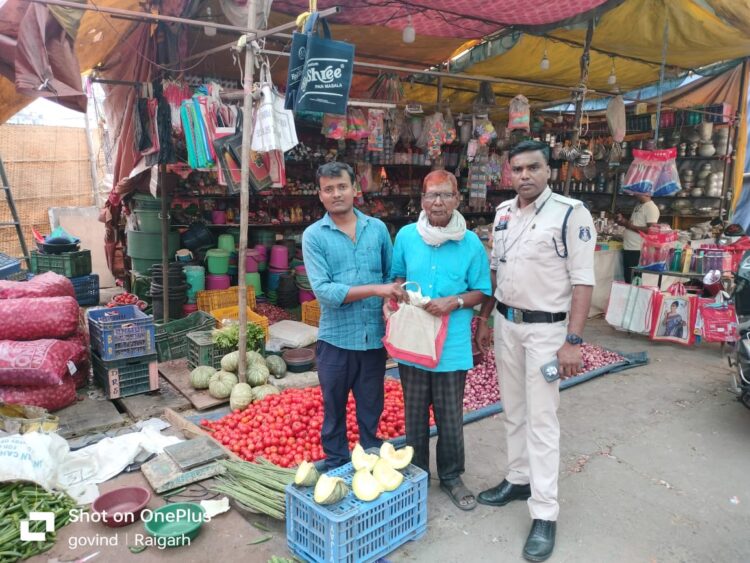 पुलिस की तत्परता और सब्जी विक्रेता की ईमानदारी से रिटायर्ड रेलवेकर्मी को वापस मिले 50000₹