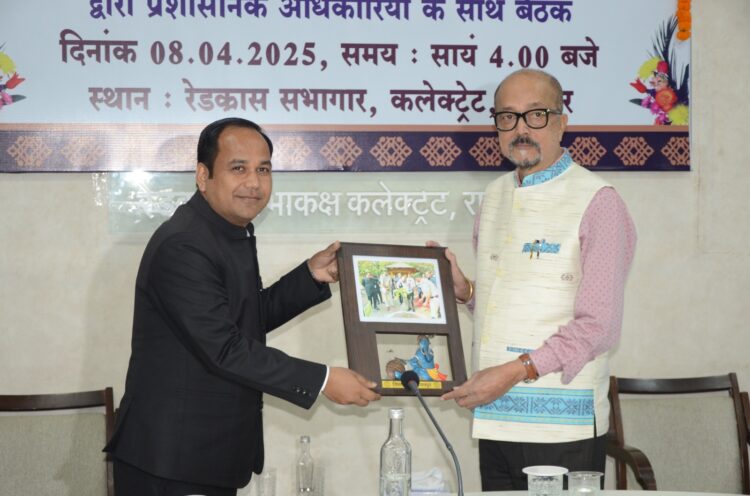 राज्यपाल रमेन डेका ने की रायपुर जिले के विकास कार्यों की समीक्षा: ट्रैफिक, पानी और नशे की समस्या के समाधान पर जोर