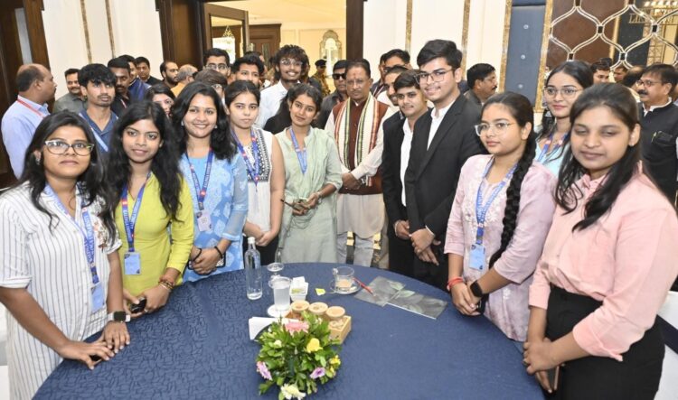 राज्य सरकार युवाओं को रोजगार और स्वरोजगार के अधिकाधिक अवसर उपलब्ध कराने के लिए संकल्पबद्ध है : मुख्यमंत्री विष्णुदेव साय